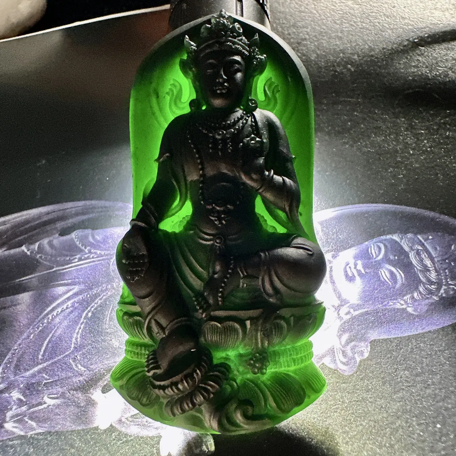 【冰种绿观音】墨翠上品，品质很顶，纯净透彻，冰感十足，颜色很正，工艺精湛，少有佳品，推荐入手。
