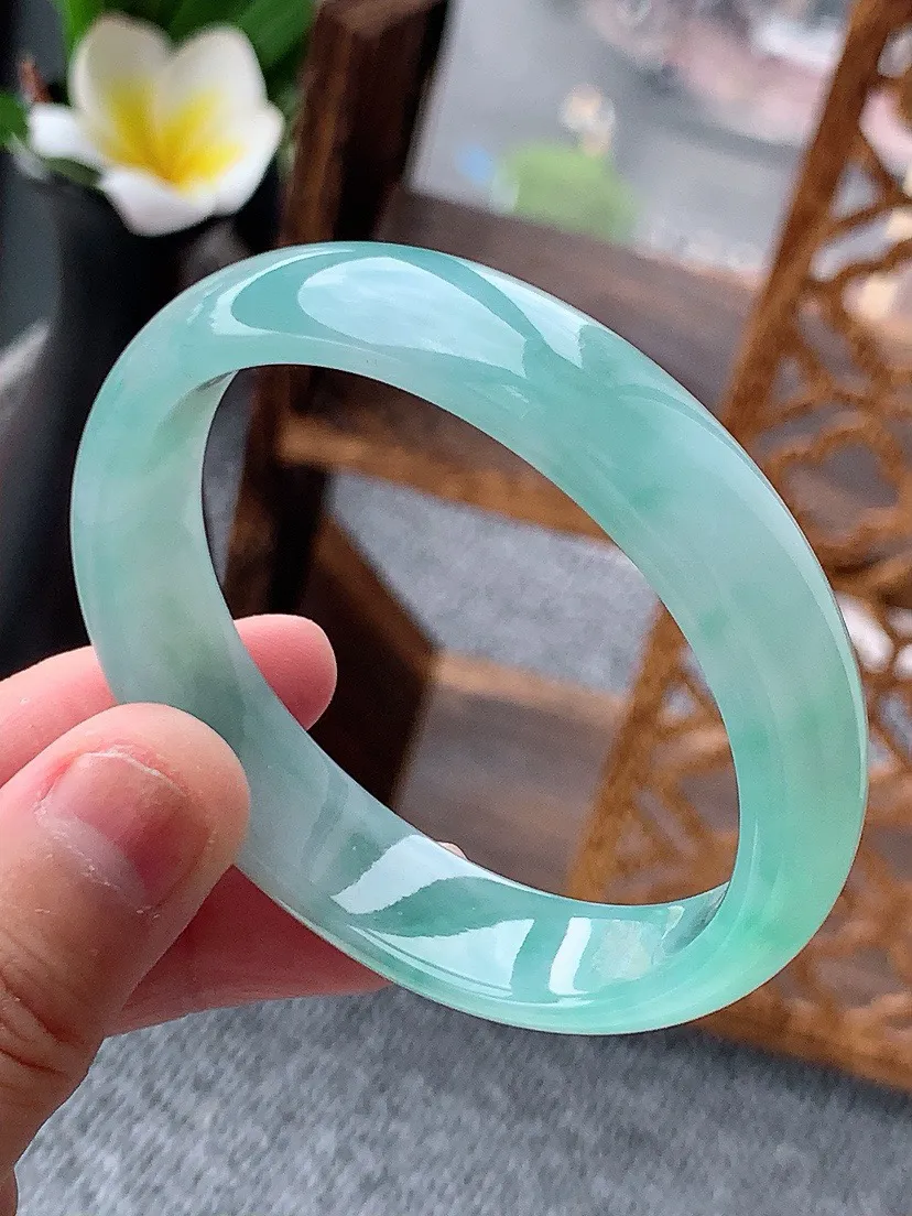 a货翡翠老坑飘花贵妃手镯52-53小圈口 尺寸52×47×12.4×6mm 重量39.07g 062