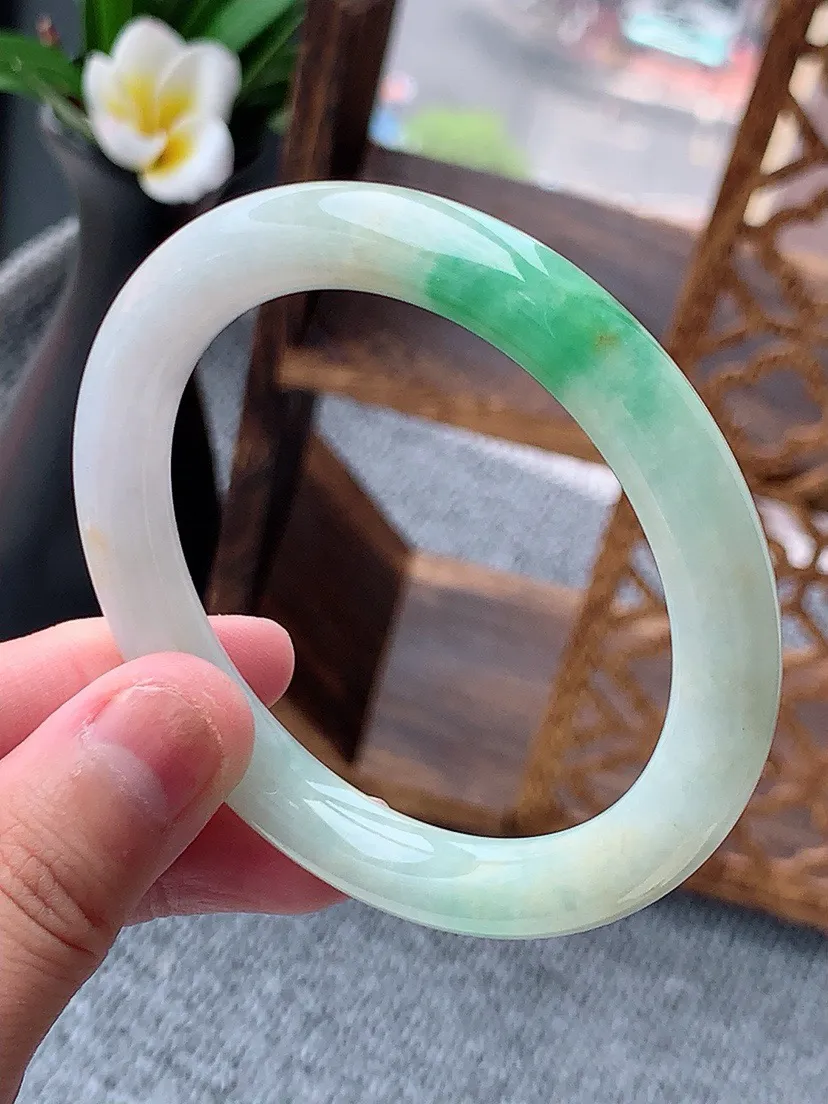 a货翡翠老坑黄加绿双彩圆条手镯54-55圈口  尺寸54×8.4mm 重量40.78g 0619