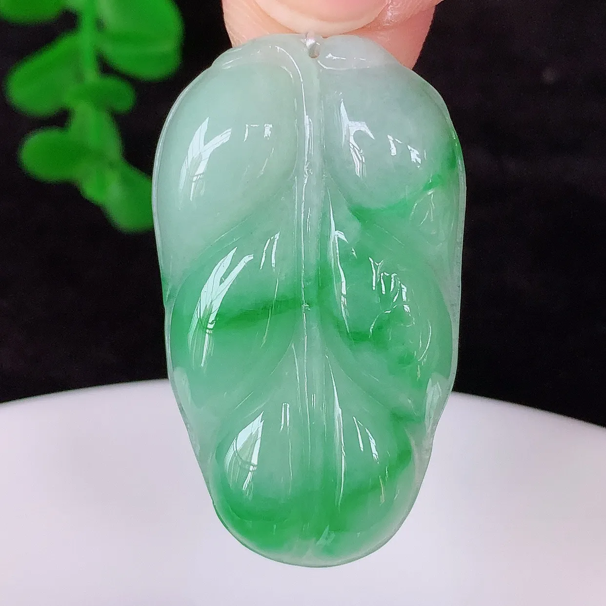 自然光实拍 冰润冰糯种飘阳绿翡翠事业有成叶子吊坠，莹润且起胶，叶子清秀优雅，佩戴大业有成！#35.28