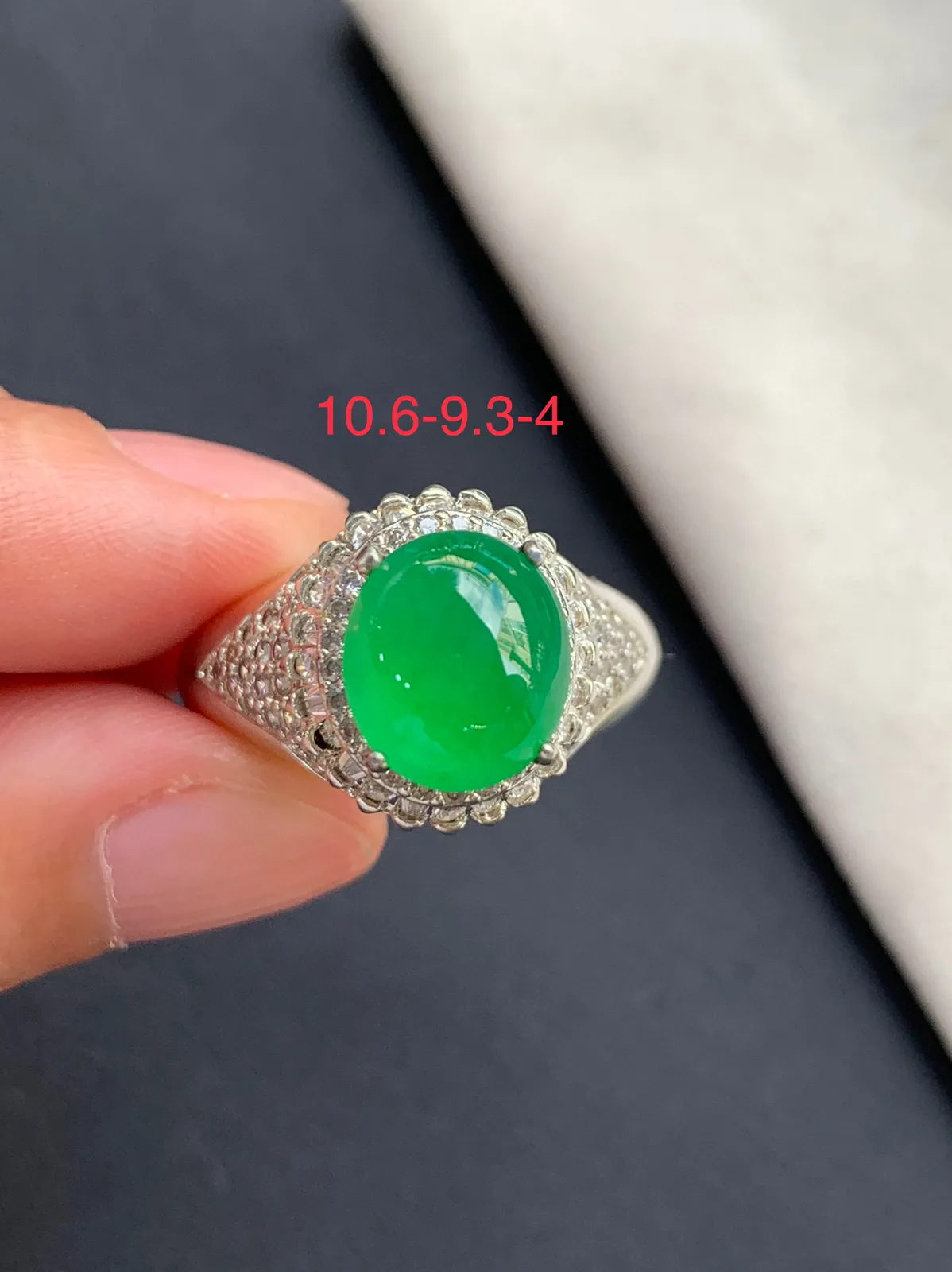冰阳绿戒面
无纹裂，种好色好品相好，色泽艳丽明亮，老坑种冰透水灵饱满圆润