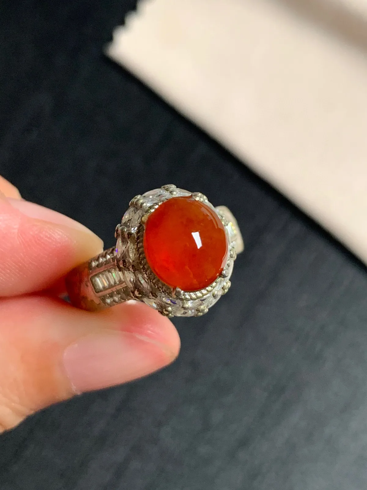 冰种红翡戒面
无纹裂，种好色美品相好，正宫好色泽艳丽浓郁，老坑种冰透水灵饱满圆润