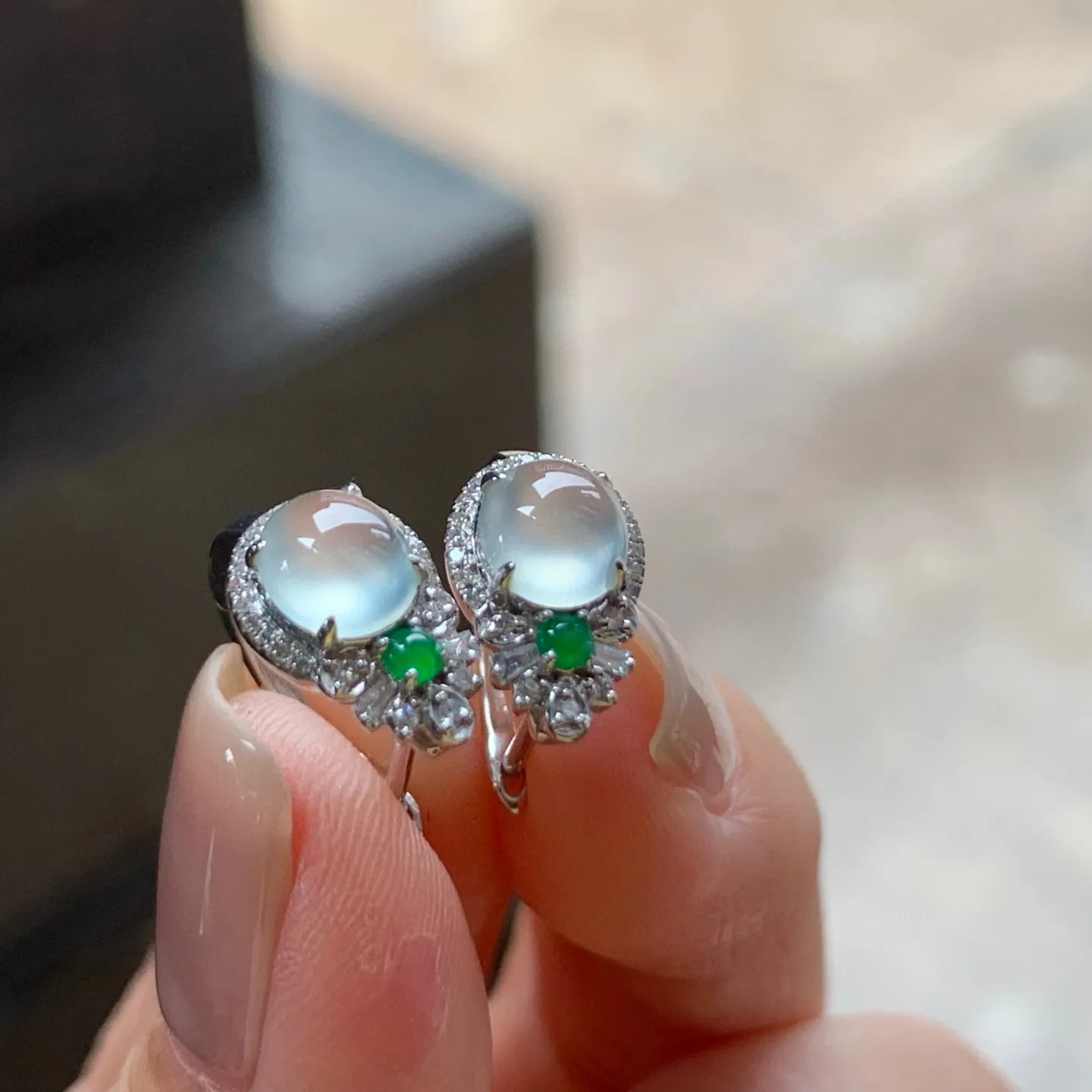 冰种蛋面耳环
种老 真金镶嵌