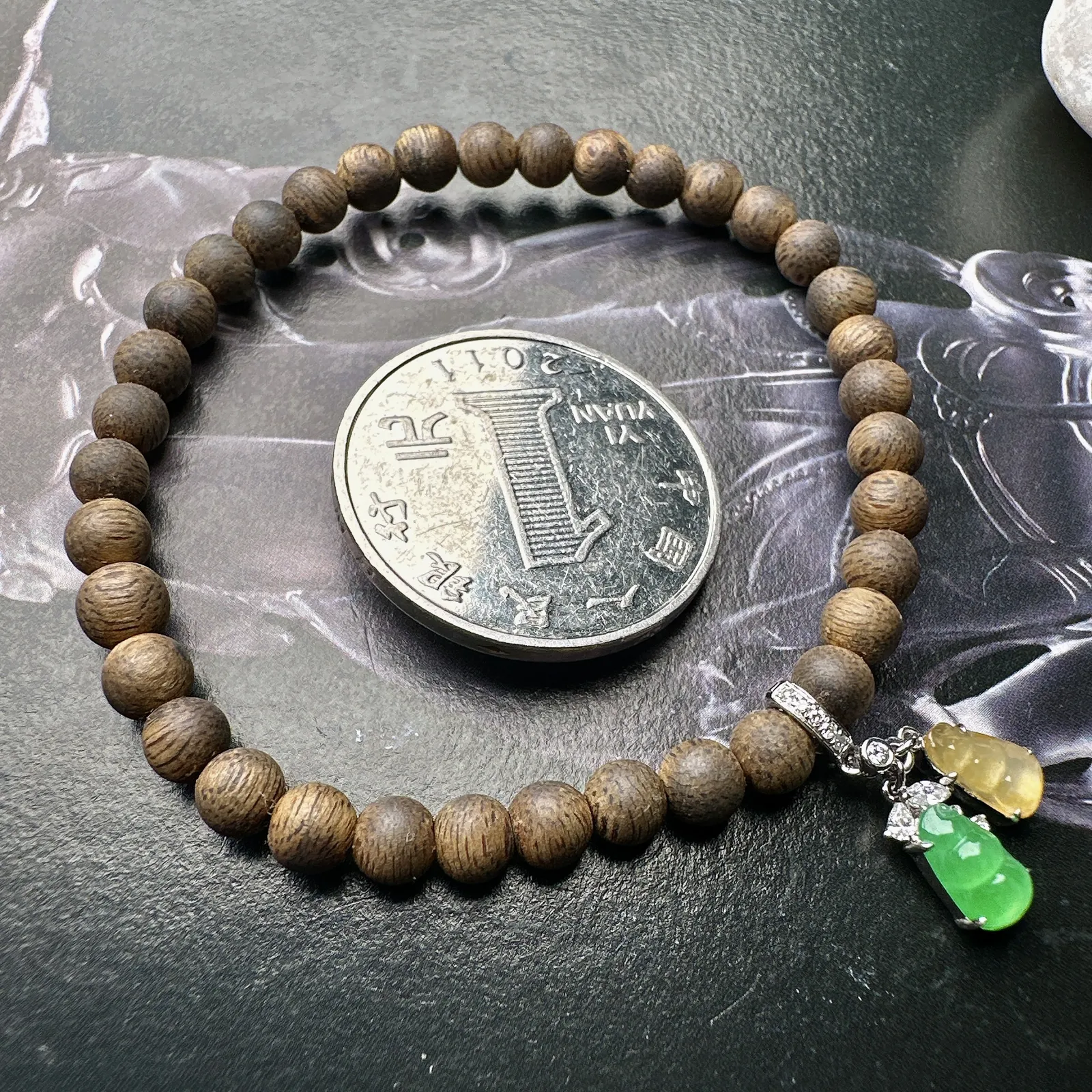 【冰种福豆沉香木手串】五彩缤纷，翡翠的多色之美。颗颗质地细腻，光泽度上佳，颜色亮丽，流行款，4.7直径沉香木