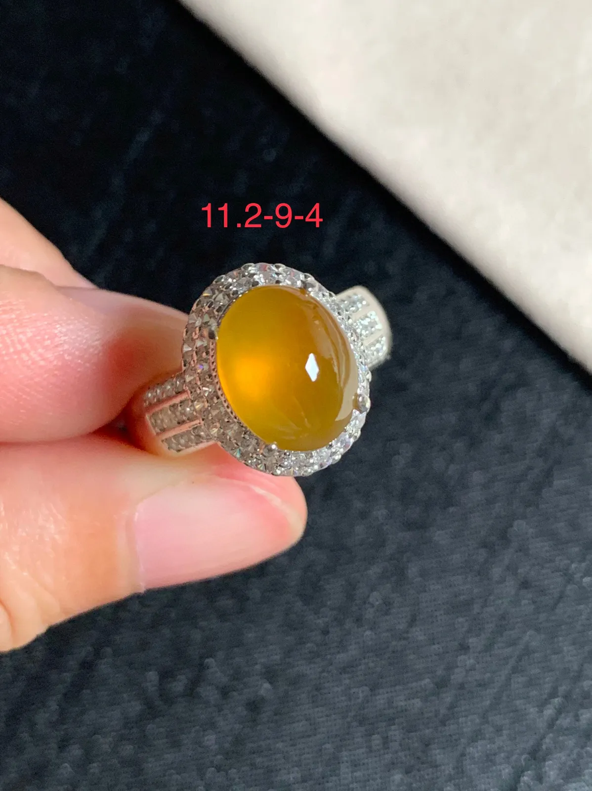 高冰黄翡戒面
无纹裂，种好色美品相好，色泽艳丽明亮，老坑种强荧光冰透水灵饱满圆润
