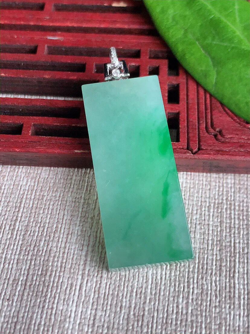 a货翡翠老坑冰种18K金镶嵌飘绿无事牌吊坠 尺寸36.4×15.5×5.4mm 重量11.39g 0629