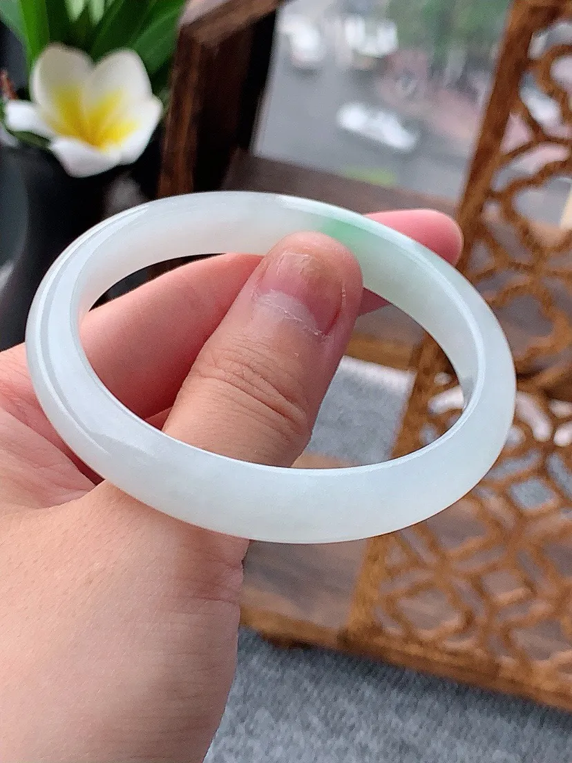a货翡翠老坑飘绿贵妃手镯52-53小圈口  尺寸52.5×46×9×6.7mm 重量31.00g 0620