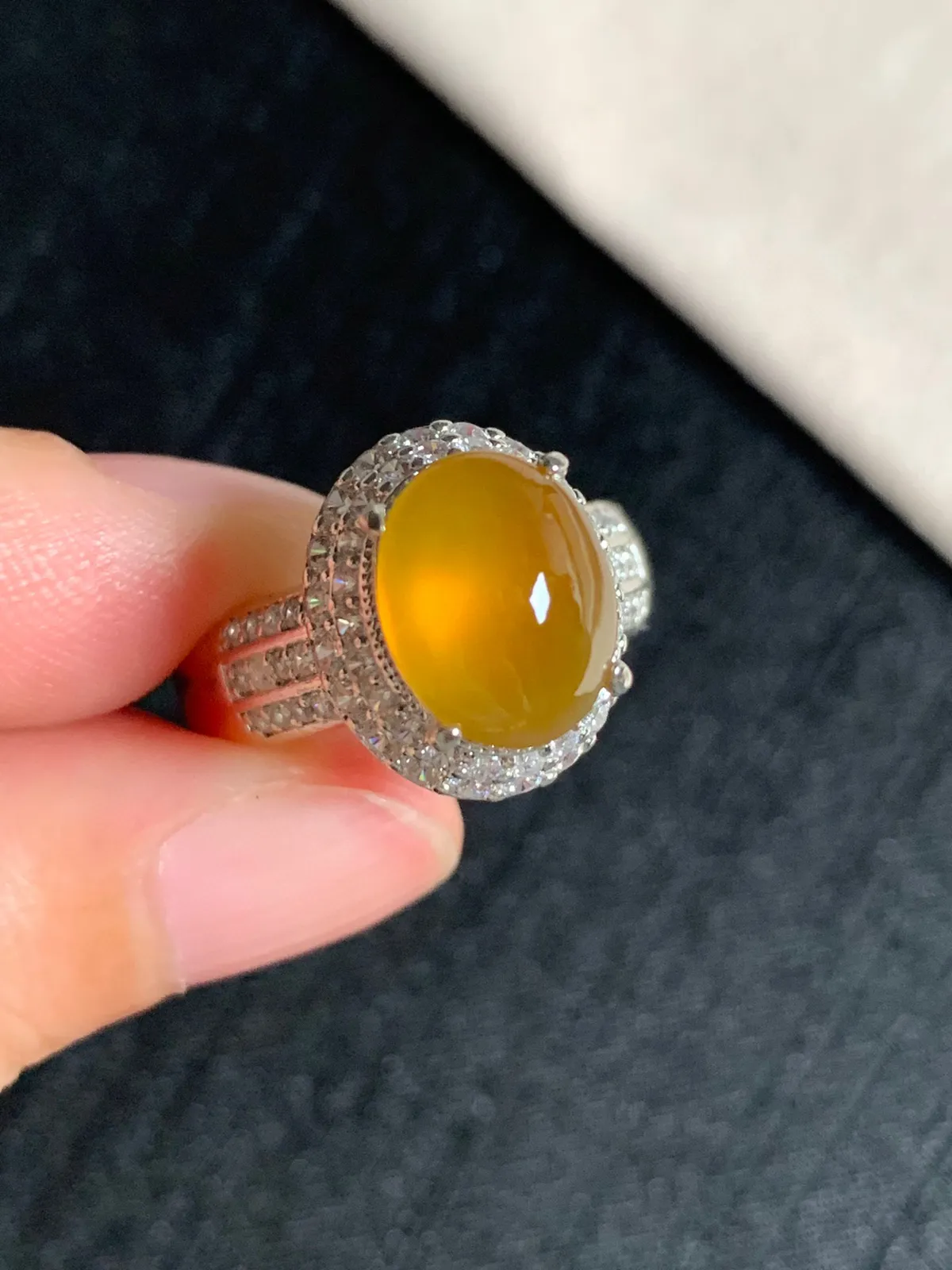 高冰黄翡戒面
无纹裂，种好色美品相好，色泽艳丽明亮，老坑种强荧光冰透水灵饱满圆润