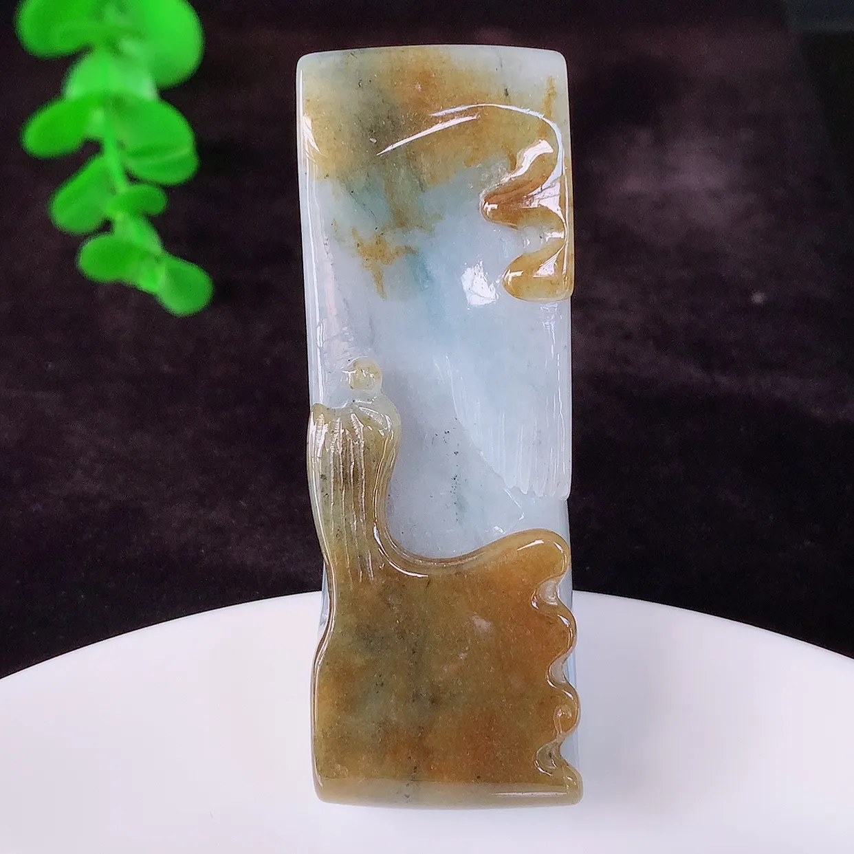 自然光实拍，冰润冰糯种春彩黄翡翡翠悟道吊坠，翡翠悟道寓意“祥和，安宁，吉祥，幸福”，佩戴效果优雅迷人