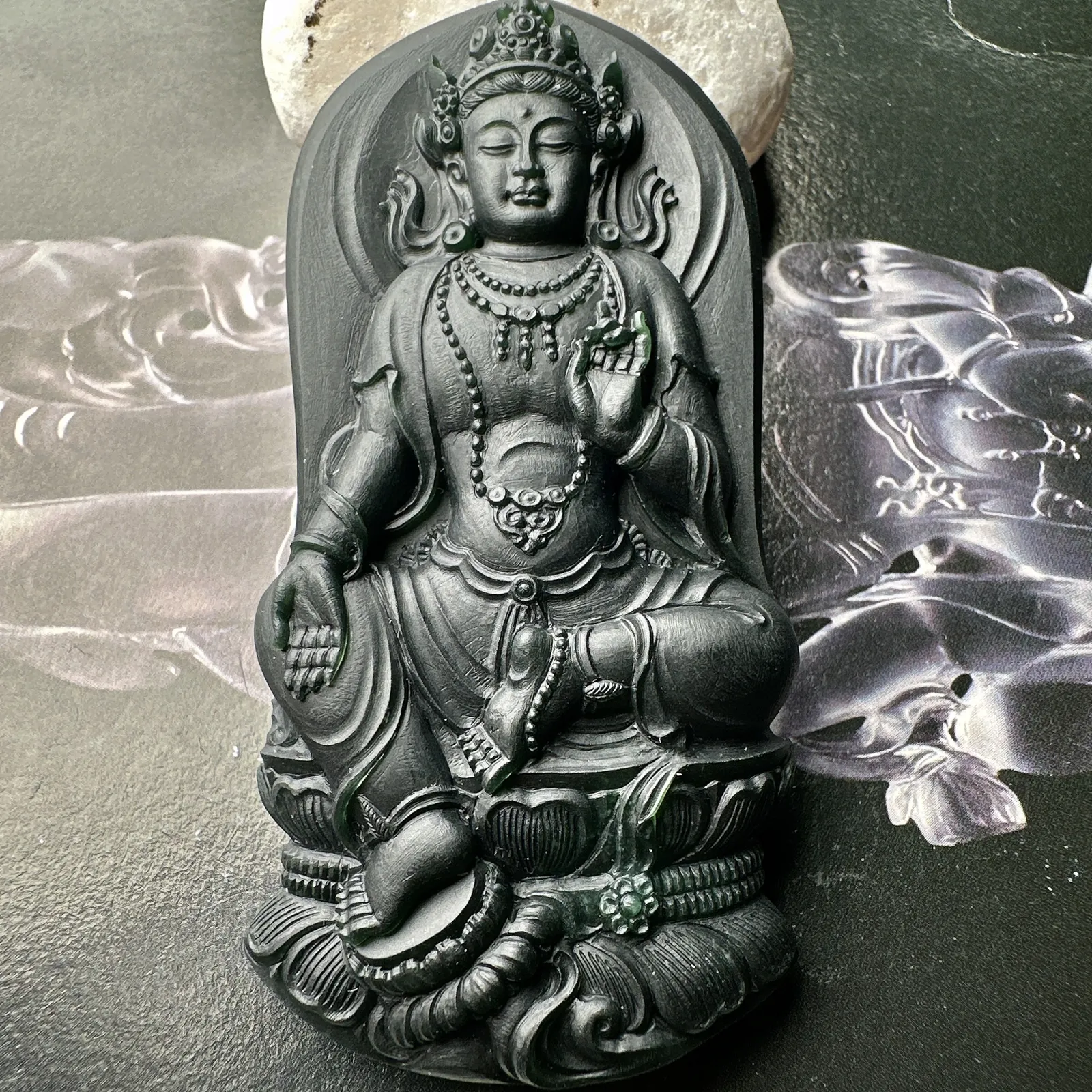 【冰种绿观音】墨翠上品，品质很顶，纯净透彻，冰感十足，颜色很正，工艺精湛，少有佳品，推荐入手。