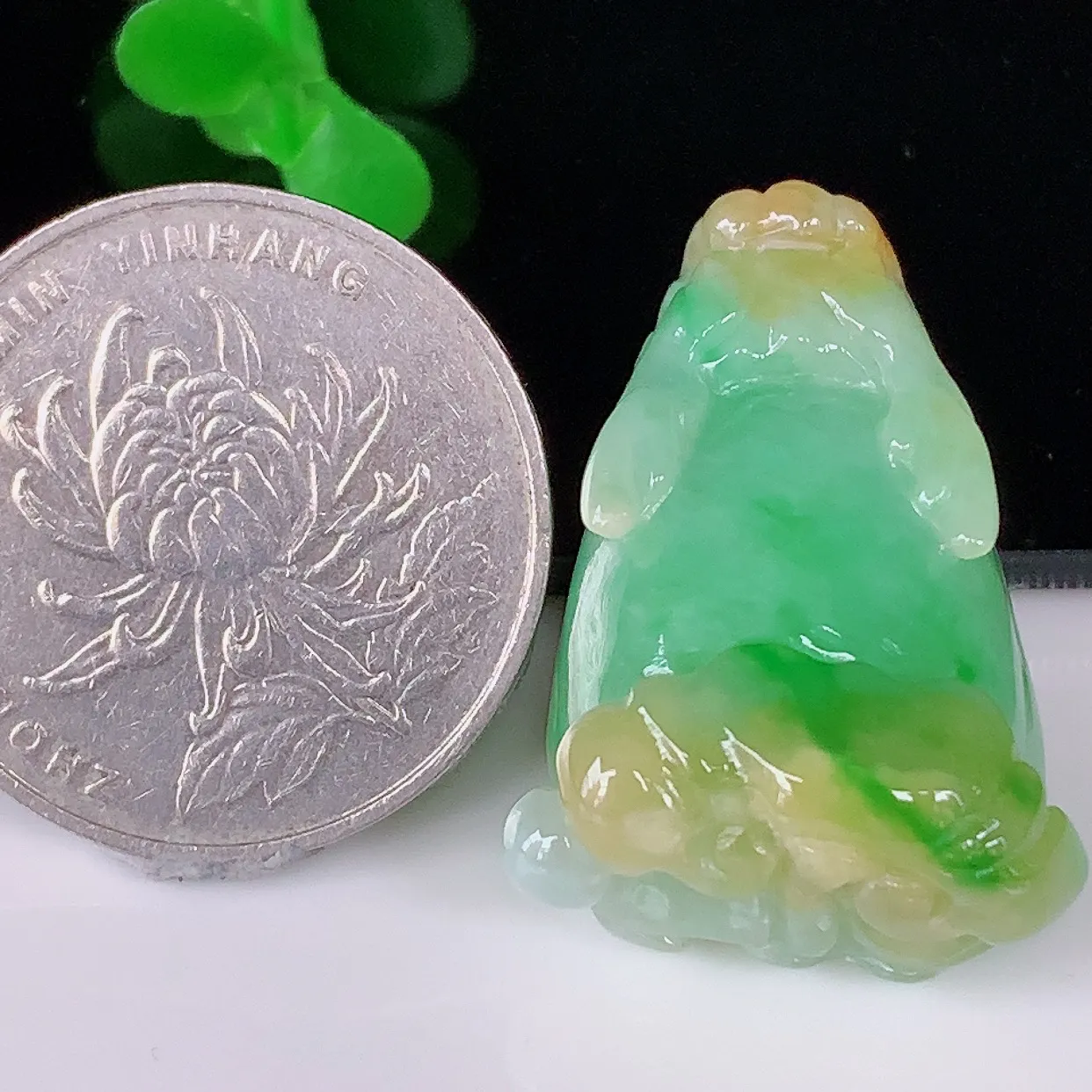自然光实拍，冰润冰糯种双彩黄加绿翡翠招财貔貅吊坠，民间有“一摸貔貅运程旺盛，再摸貔貅财运滚滚，三摸貔貅平步青云 ”的美好祝愿。#02.28