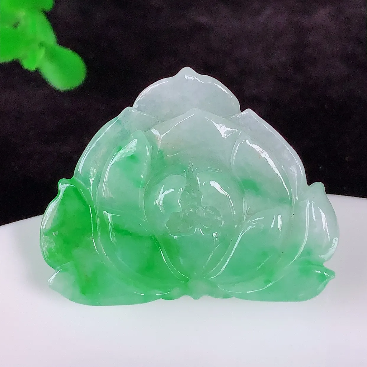 自然光实拍，冰润冰糯种飘阳绿翡翠莲花吊坠，花开富贵，种老水足，翠色灵动，寓意美好，佩戴时尚出众！#0