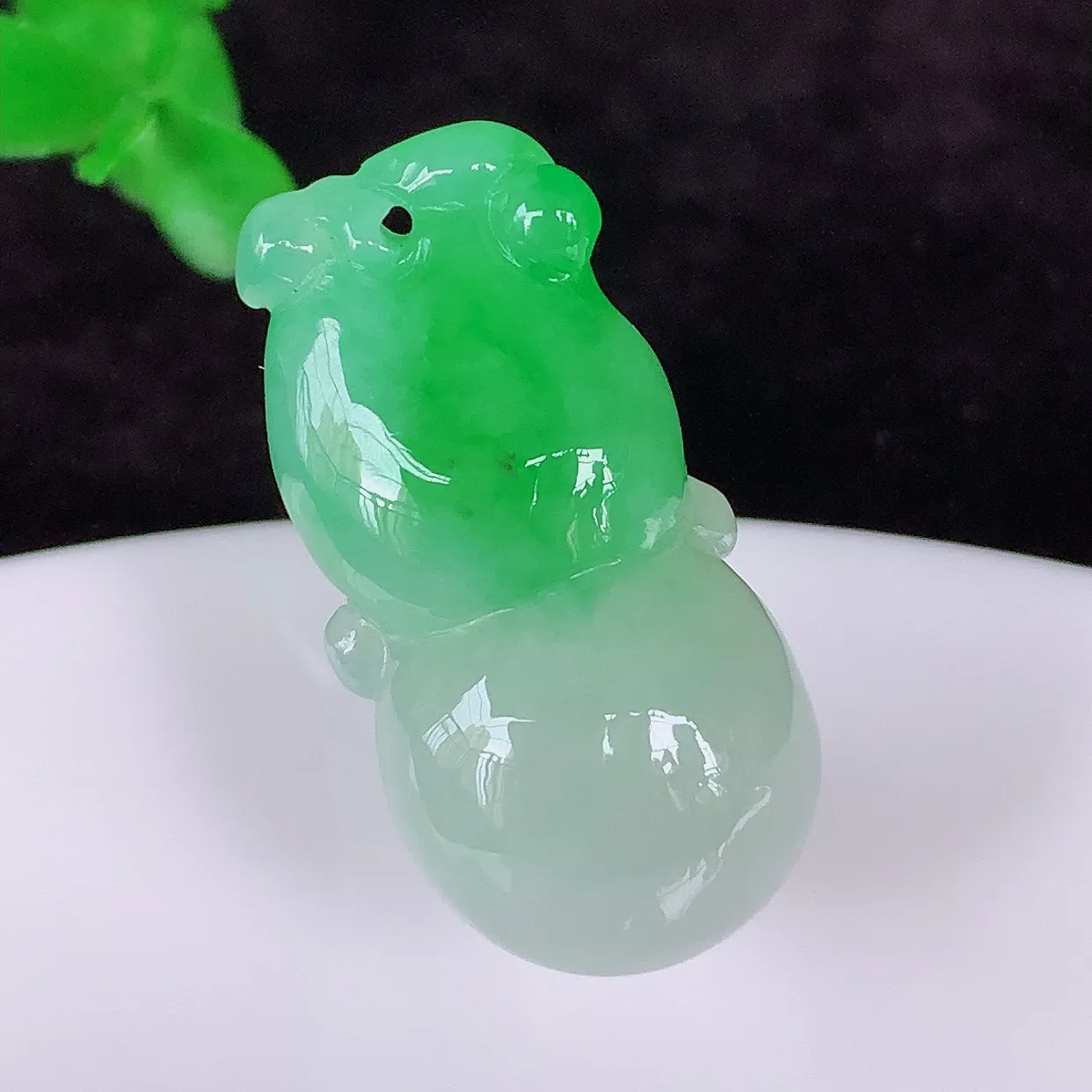 自然光实拍，冰润冰糯种飘阳绿翡翠葫芦吊坠，葫芦寓意福禄双全，财源滚滚，饱满，清新脱俗，佩戴效果优雅迷人！#57.28