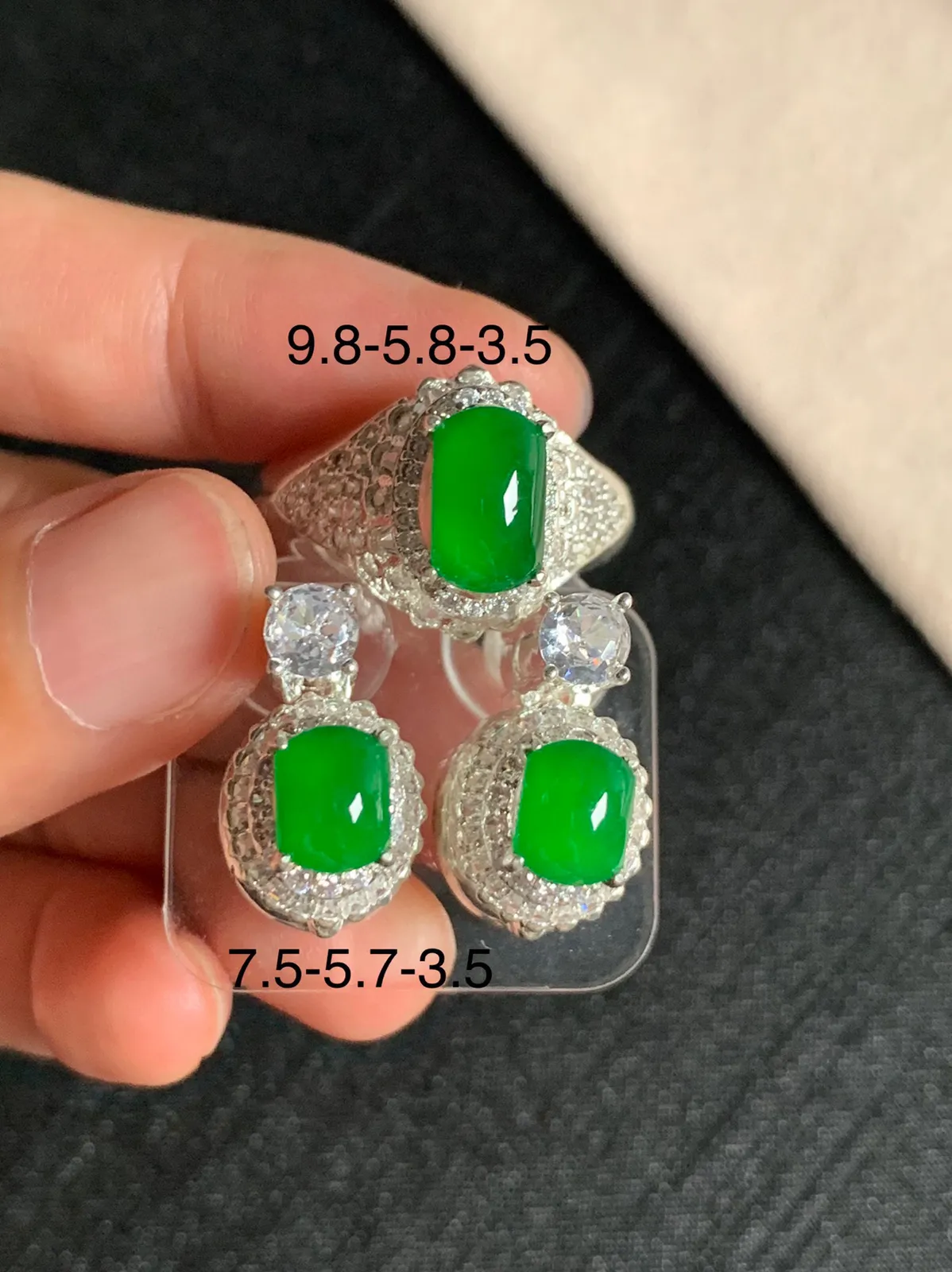 冰种辣阳绿戒面耳钉一套
无纹裂，种好色好品相好，辣阳绿色泽浓郁艳丽，老坑种冰透水灵
