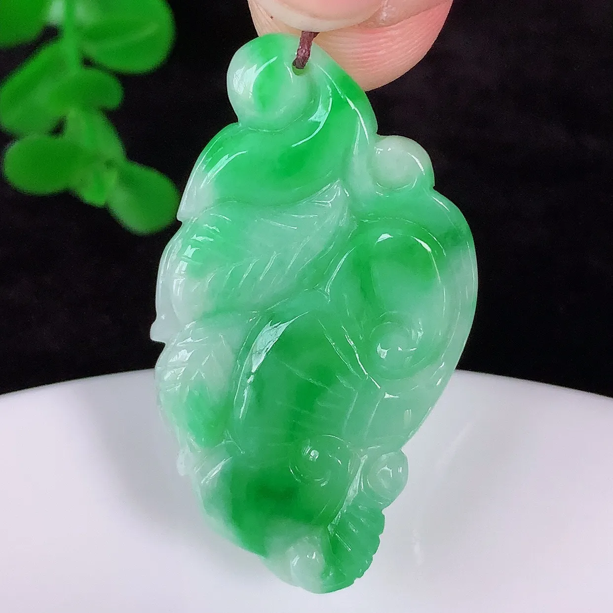 自然光实拍，冰糯种飘阳绿翡翠如意吊坠，翡翠如意，上身效果非常美，饱满大气，工艺美，万事如意，如意一生