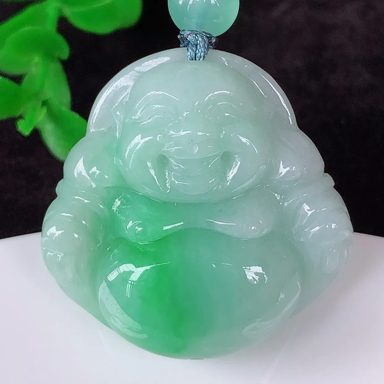 自然光实拍，厚装冰润冰糯种飘阳绿翡翠佛公吊坠，饱满， 佛公亦保平安，寓意有福（佛公）相伴，配戴优雅迷