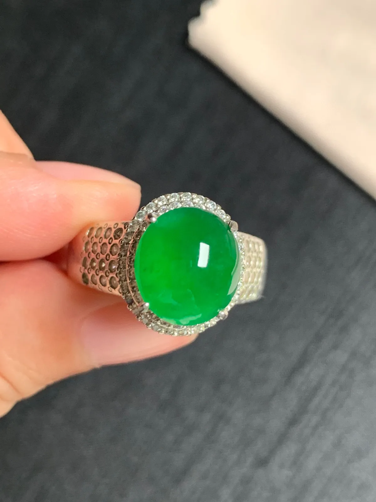 冰种辣阳绿戒面
无纹裂，种好色好品相好，色泽浓郁艳丽，老坑种冰透水灵饱满圆润
