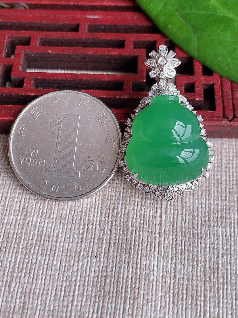a货翡翠老坑冰种18K金伴钻镶嵌满绿葫芦吊坠尺寸32×20×14.5×裸石18×17mm 重量9.20g 0629