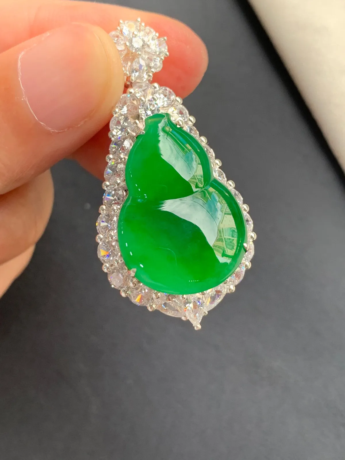 冰种辣阳绿葫芦吊坠
无纹裂，种好色好品相好，色泽浓郁艳丽，质地细腻水灵