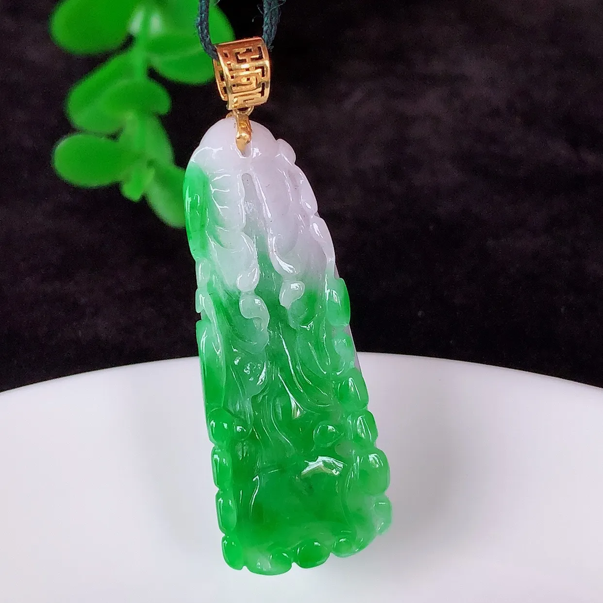 自然光实拍，18K金镶嵌冰润冰糯种辣阳绿春彩翡翠招百财白菜吊坠，百财聚来，财源滚滚，色泽鲜艳，精工水润的白菜，性价比高！#1.28整体39.8*裸石33.5*13.5*7
