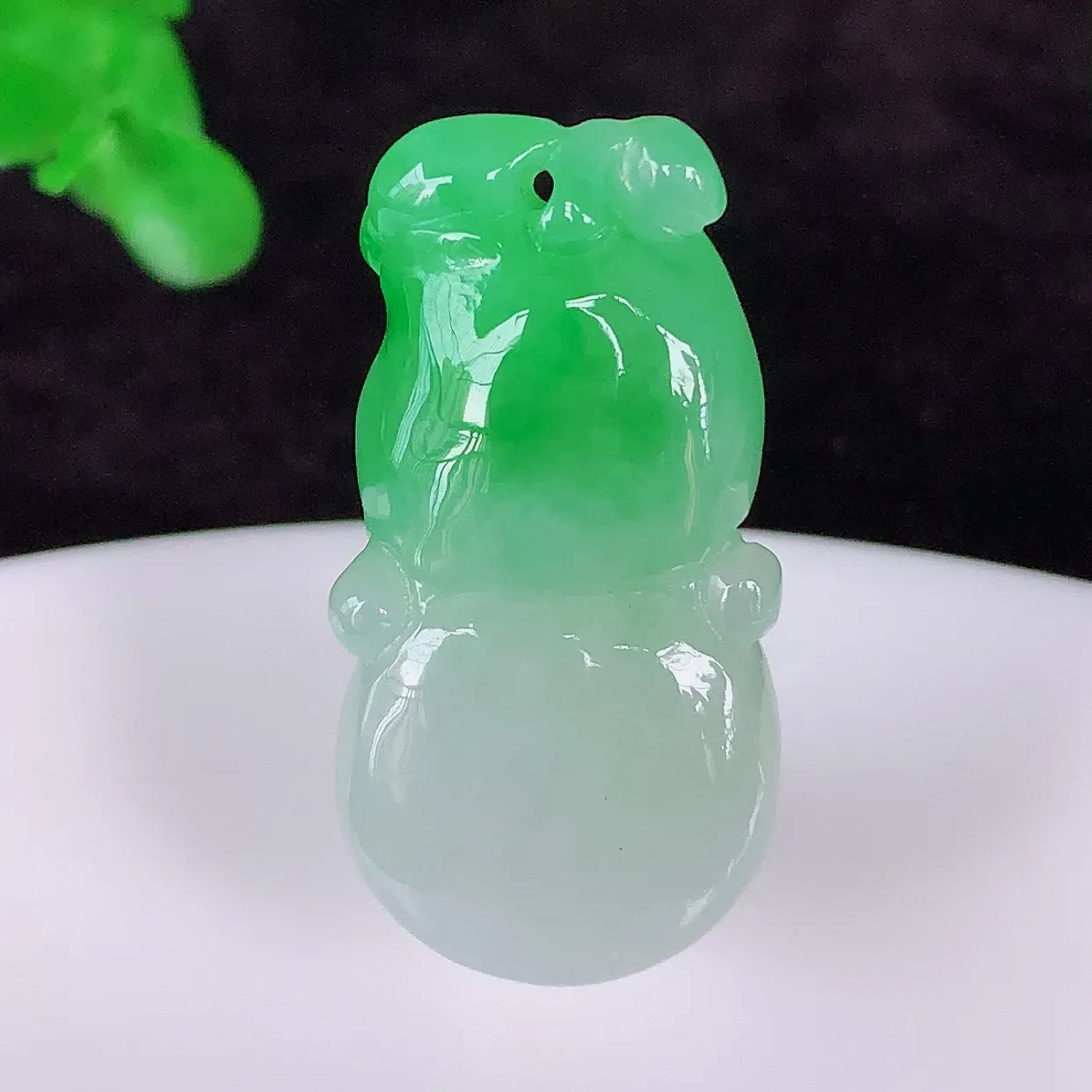 自然光实拍，冰润冰糯种飘阳绿翡翠葫芦吊坠，葫芦寓意福禄双全，财源滚滚，饱满，清新脱俗，佩戴效果优雅迷人！#57.28