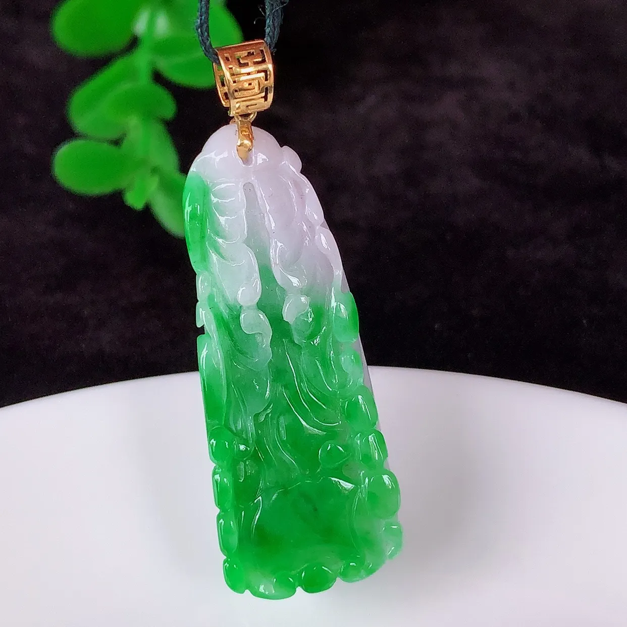 自然光实拍，18K金镶嵌冰润冰糯种辣阳绿春彩翡翠招百财白菜吊坠，百财聚来，财源滚滚，色泽鲜艳，精工水润的白菜，性价比高！#1.28整体39.8*裸石33.5*13.5*7
