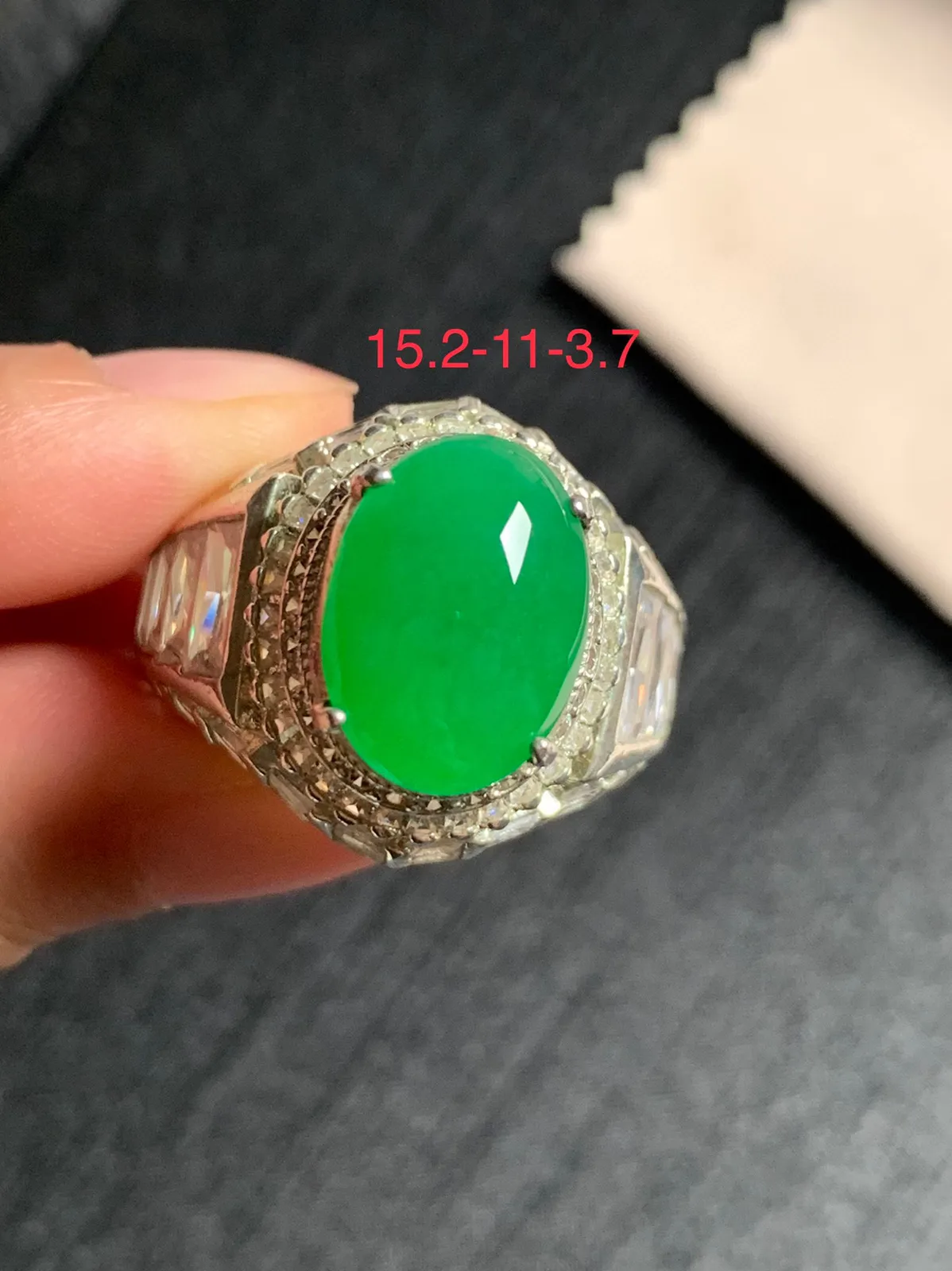 冰阳绿戒面
无纹裂，种好色好品相好，颜色鲜艳明亮，老坑种质地细腻水灵