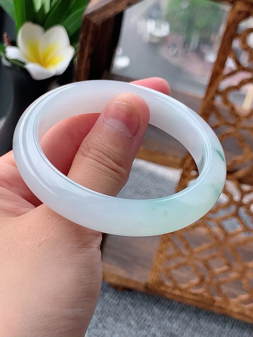 a货翡翠老坑飘花贵妃手镯53-54圈口  尺寸53.6×46.5×12.2×7.5mm 重量49.10g 0620