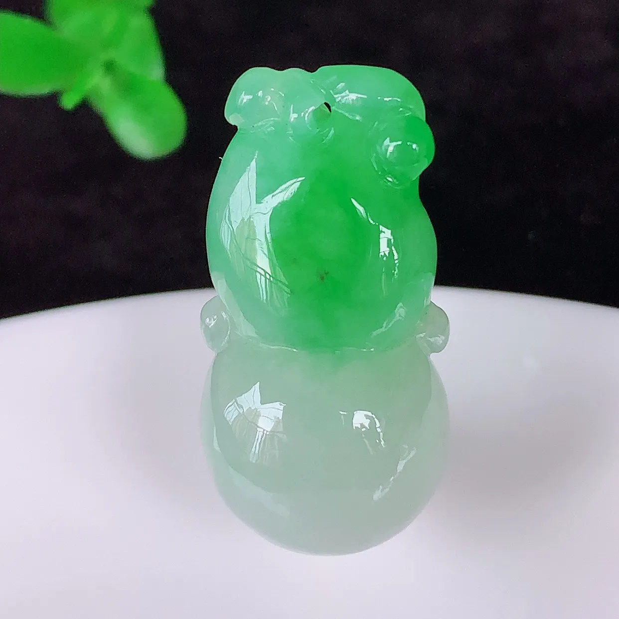 自然光实拍，冰润冰糯种飘阳绿翡翠葫芦吊坠，葫芦寓意福禄双全，财源滚滚，饱满，清新脱俗，佩戴效果优雅迷
