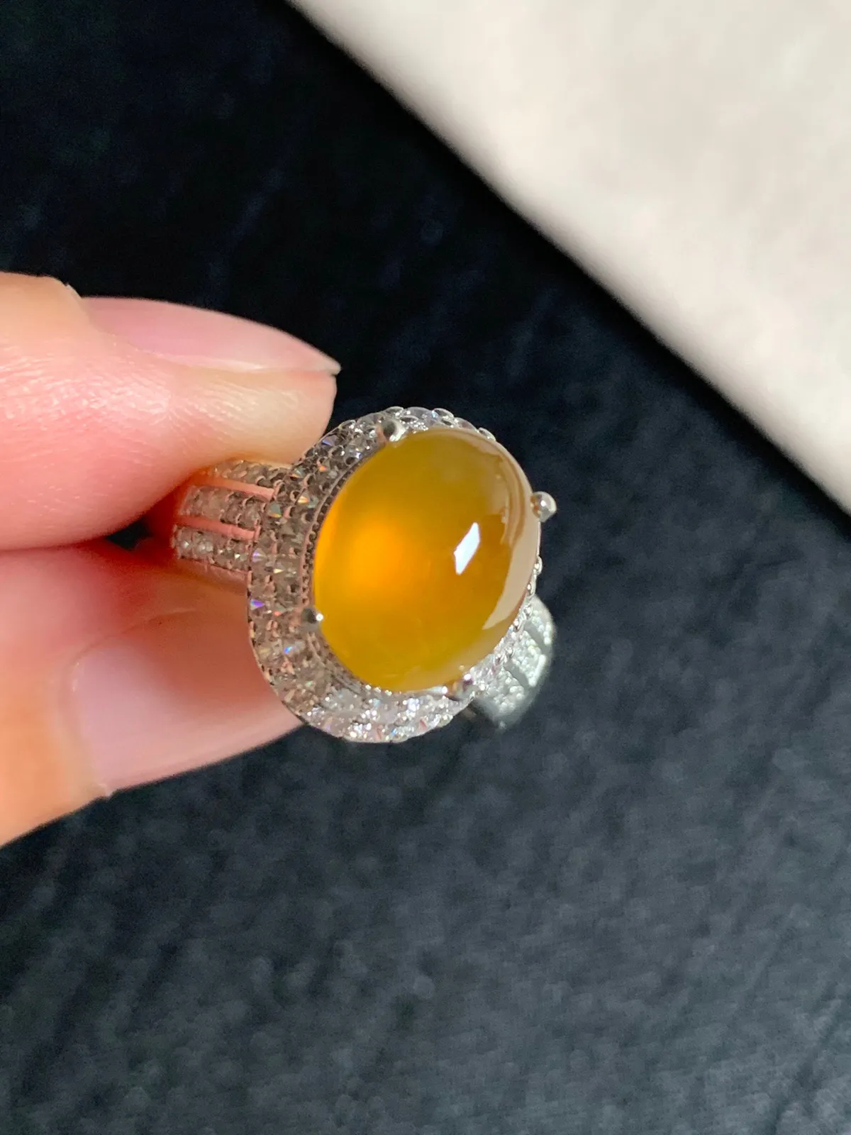 高冰黄翡戒面
无纹裂，种好色美品相好，色泽艳丽明亮，老坑种强荧光冰透水灵饱满圆润