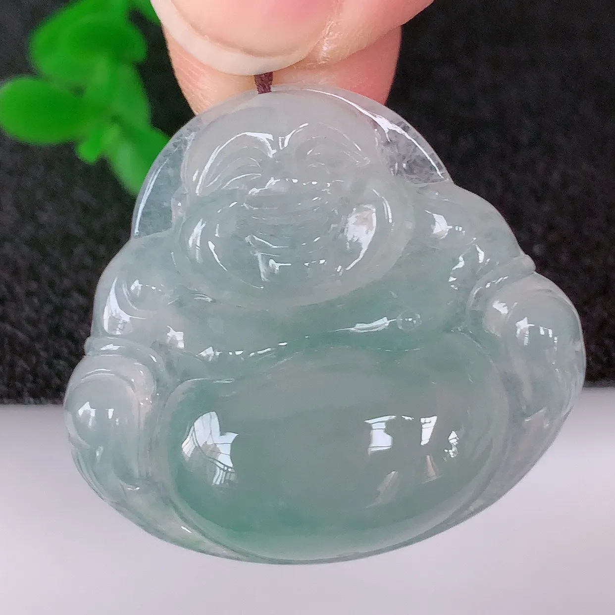 自然光实拍，冰润冰种飘花翡翠佛公吊坠，饱满， 佛公亦保平安，寓意有福（佛公）相伴，配戴优雅迷人！#01.28