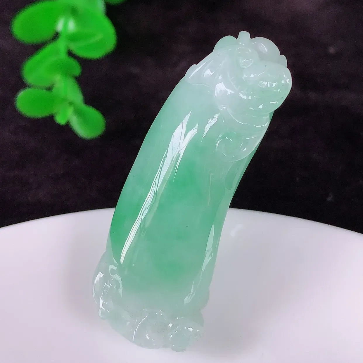 自然光实拍，冰润冰糯种飘绿翡翠招财福瓜吊坠，翡翠福瓜招财瓜，冰润且起胶感，佩戴效果优雅迷人！#46.28