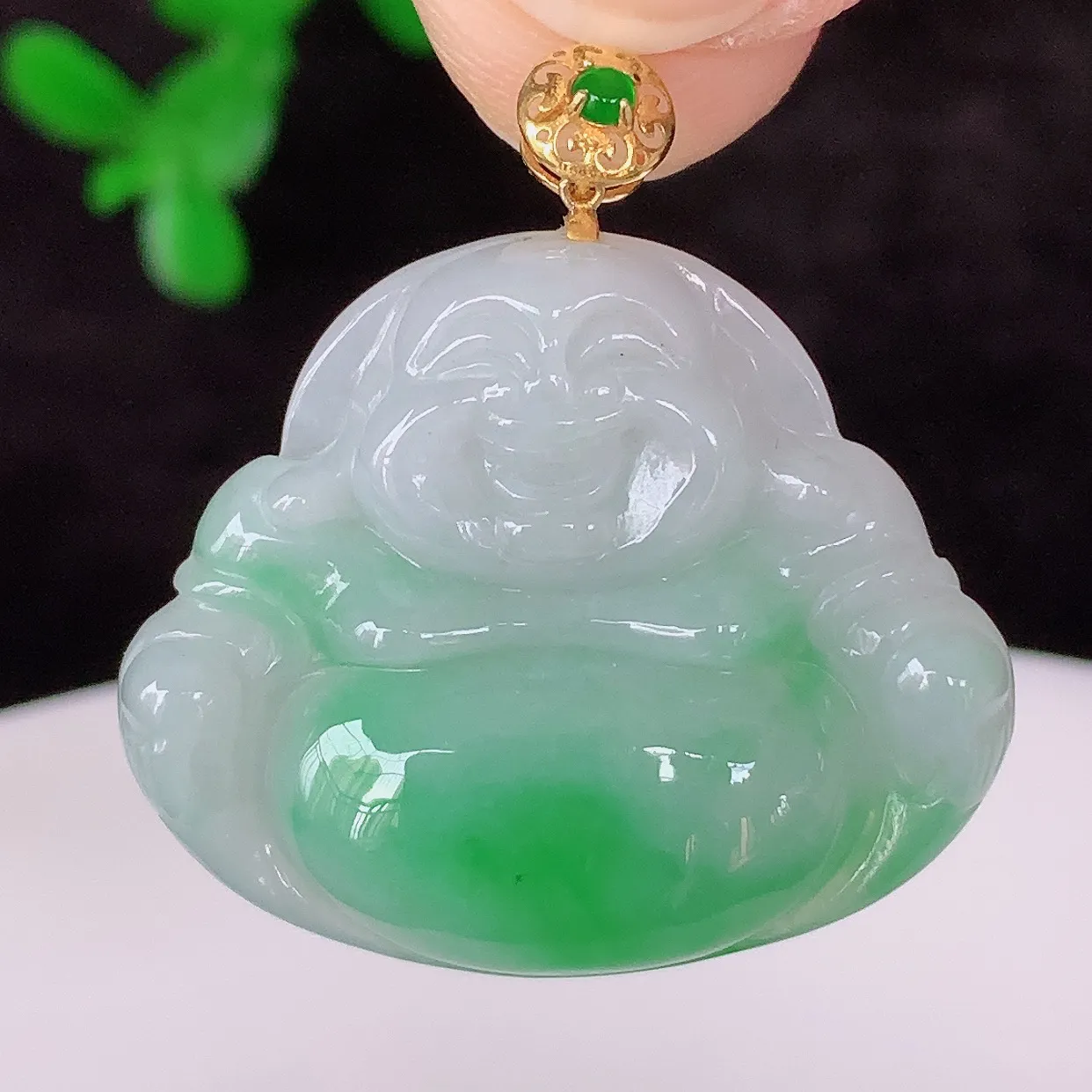 自然光实拍，18K金镶嵌冰糯种飘阳绿翡翠佛公吊坠，冰透饱满， 佛公亦保平安，寓意有福（佛公）相伴，品