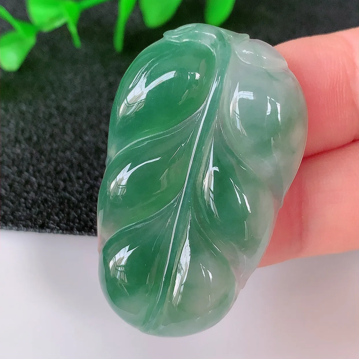 自然光实拍，冰润冰种飘花翡翠事业有成叶子吊坠，莹润且起胶，叶子清秀优雅，佩戴大业有成！#01.28