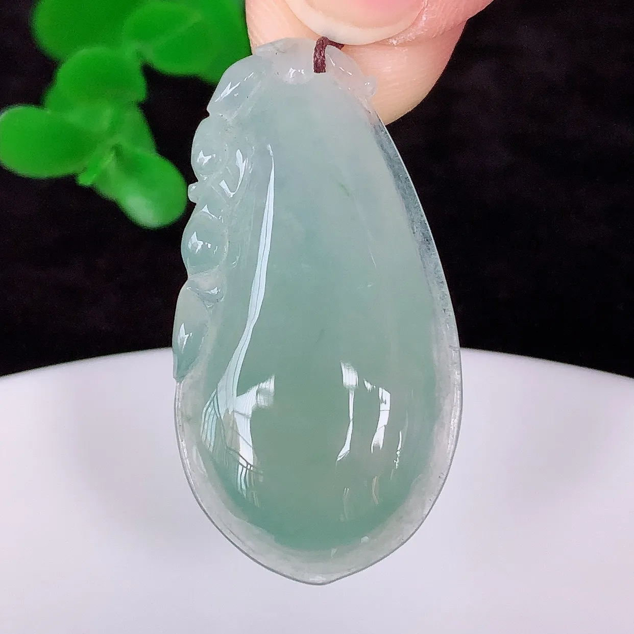 自然光实拍，冰润冰种飘绿翡翠招财福瓜吊坠，翡翠福瓜招财瓜，冰润且起胶感，佩戴效果优雅迷人！#57.28