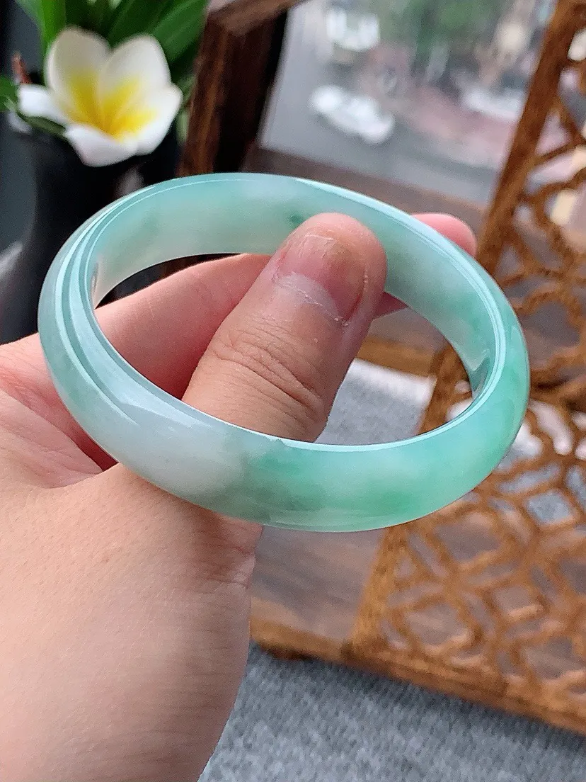 a货翡翠老坑飘花贵妃手镯52-53小圈口 尺寸52×47×12.4×6mm 重量39.07g 0620