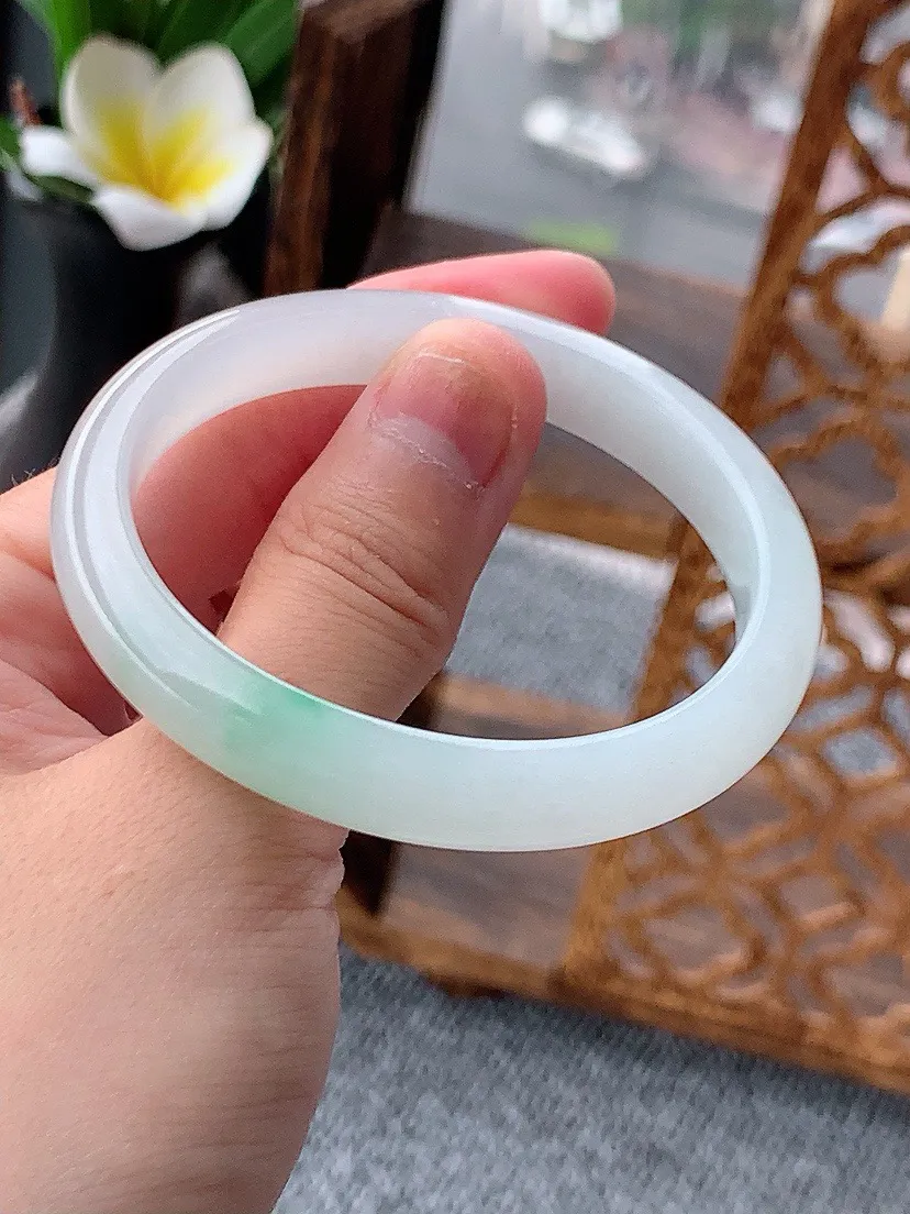 a货翡翠老坑飘绿贵妃手镯52-53小圈口  尺寸52.5×46×9×6.7mm 重量31.00g 0620