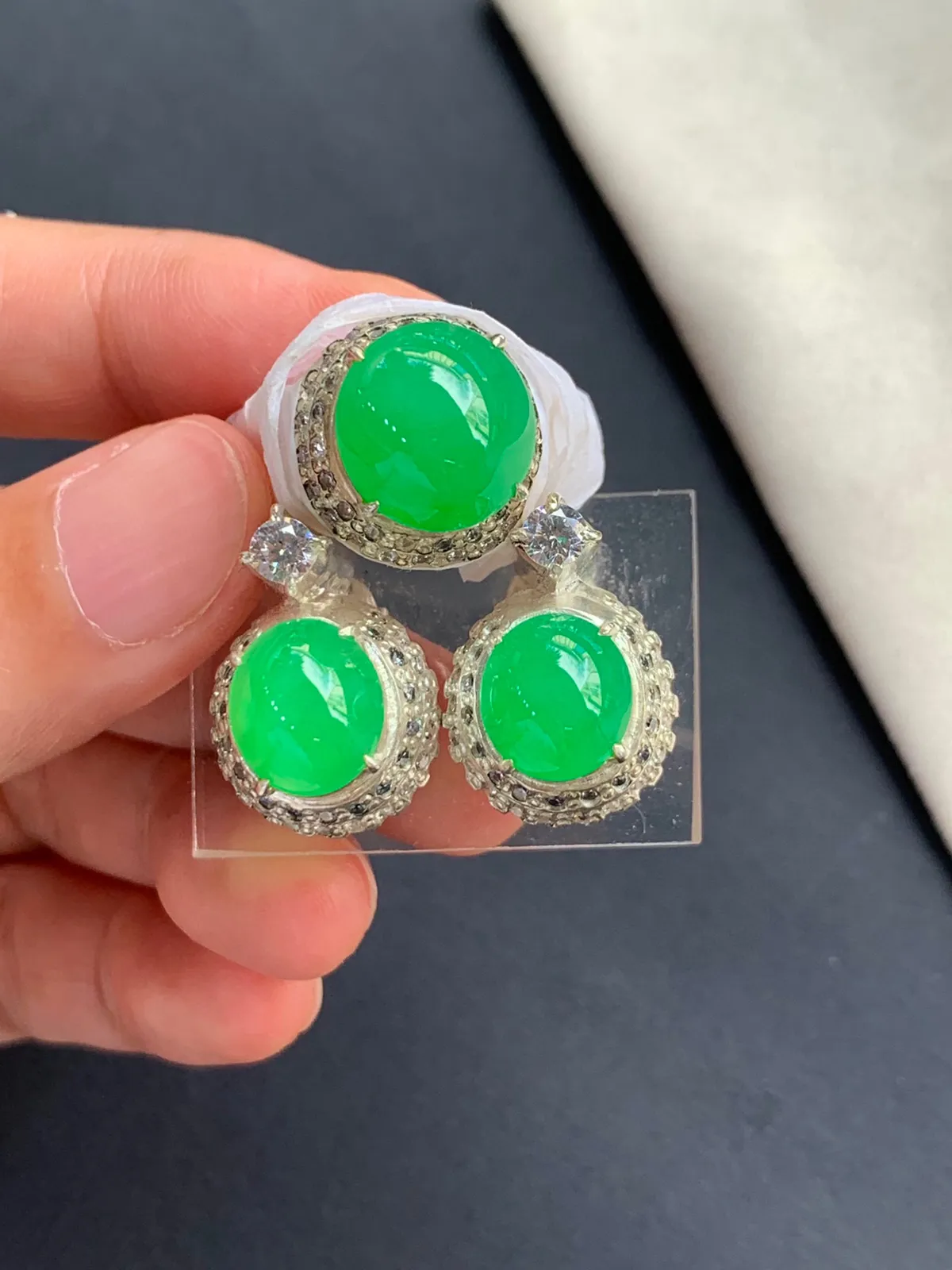 冰阳绿戒面耳钉一套
无纹裂，种好色好品相好好，颜色鲜艳明亮，质地细腻水灵饱满圆润