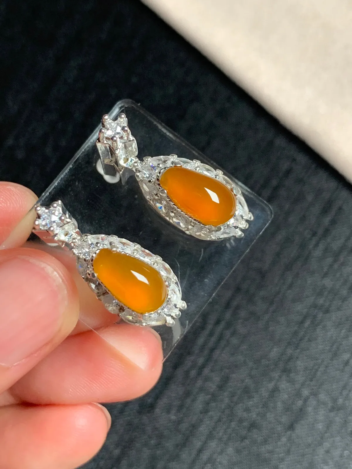 冰黄翡福瓜耳钉
无纹裂，种好色美品相好，颜色鲜艳甜美，老坑种冰透水灵纯净细腻