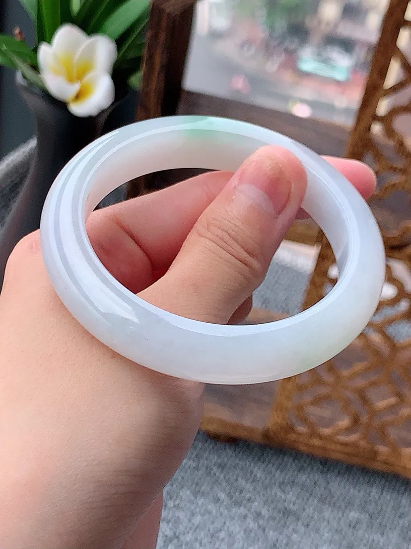 a货翡翠老坑飘绿正装正圈手镯55-56圈口  尺寸55.3×11.5×9mm 重量58.00g 0619