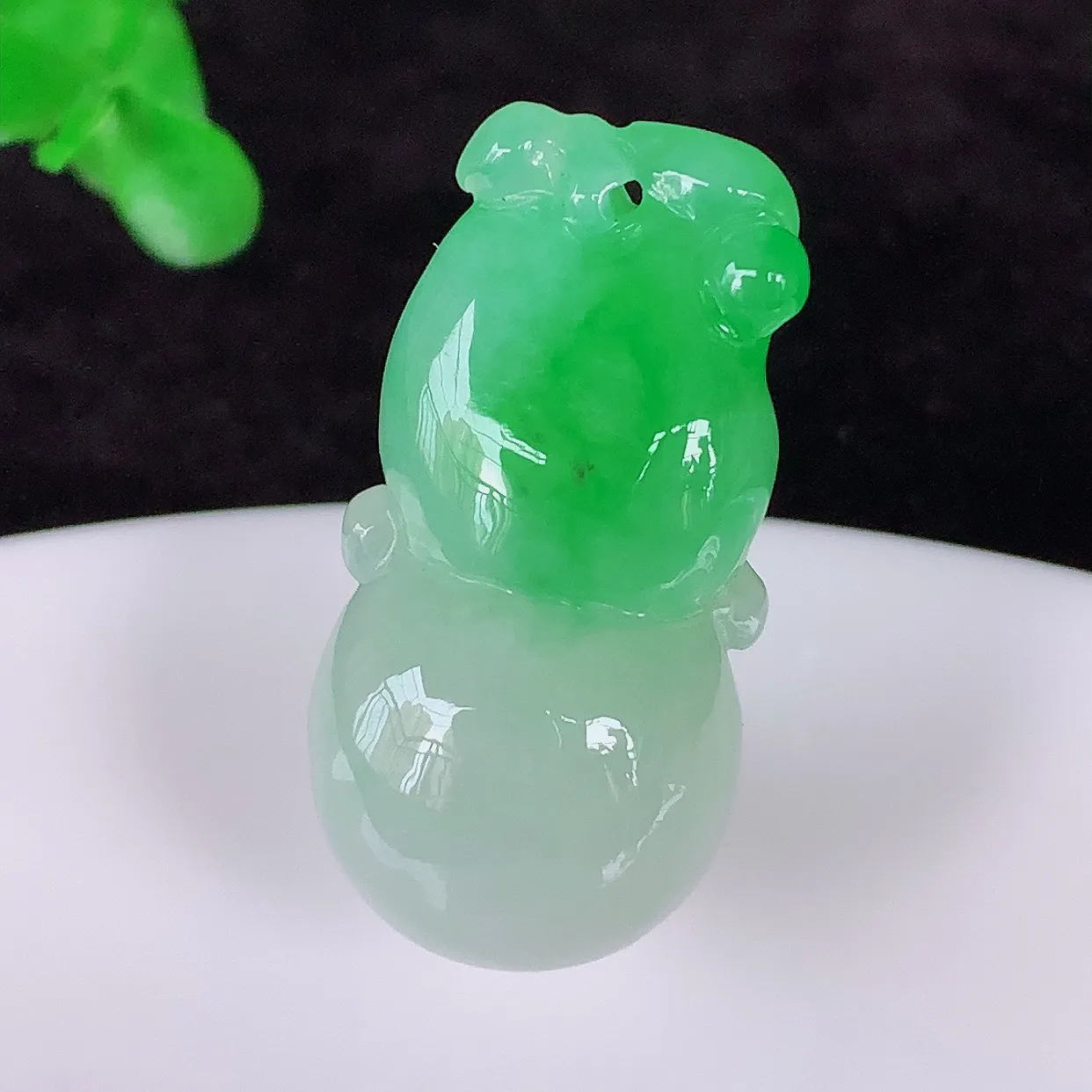 自然光实拍，冰润冰糯种飘阳绿翡翠葫芦吊坠，葫芦寓意福禄双全，财源滚滚，饱满，清新脱俗，佩戴效果优雅迷人！#57.28