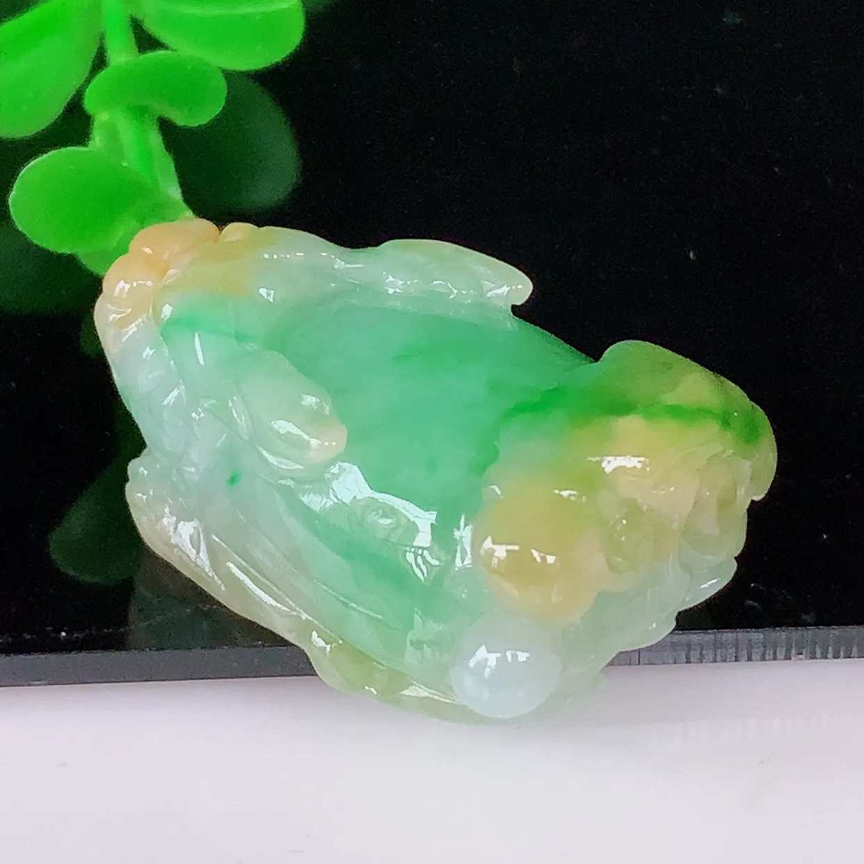 自然光实拍，冰润冰糯种双彩黄加绿翡翠招财貔貅吊坠，民间有“一摸貔貅运程旺盛，再摸貔貅财运滚滚，三摸貔貅平步青云 ”的美好祝愿。#02.28
