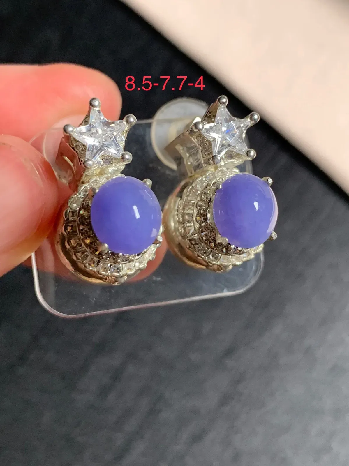 浓紫耳钉
无纹裂，种好色美品相好，色泽浓郁艳丽，肉质细腻水灵饱满圆润
