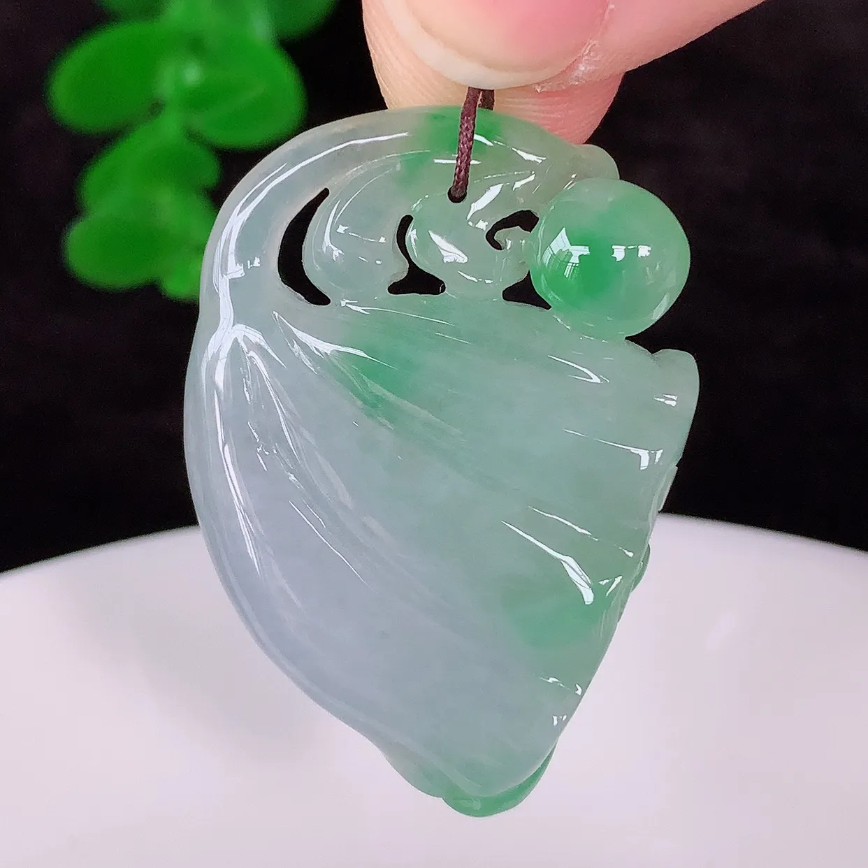 自然光实拍，冰润冰糯种飘绿翡翠招财莲蓬吊坠，水润精细，寓意路路都通，有着促进事业有运！#02.28
