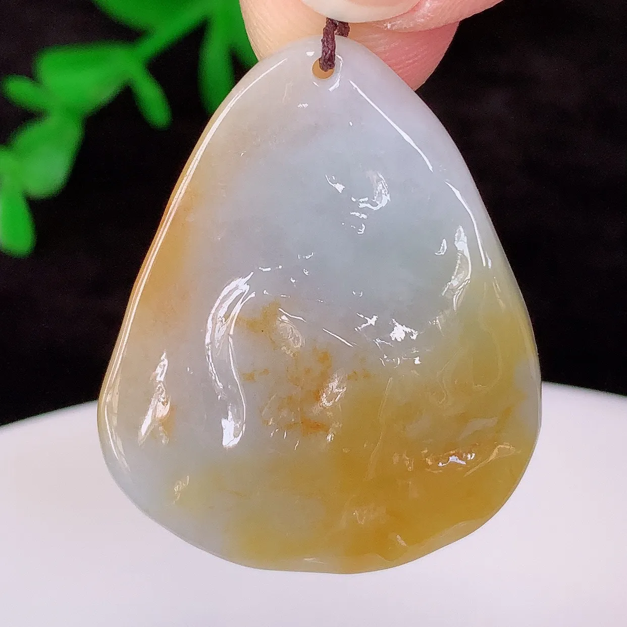 自然光实拍，冰润冰糯种黄翡翡翠悟道吊坠，翡翠悟道寓意“祥和，安宁，吉祥，幸福”，佩戴效果优雅迷人，性价比超高！#60.28