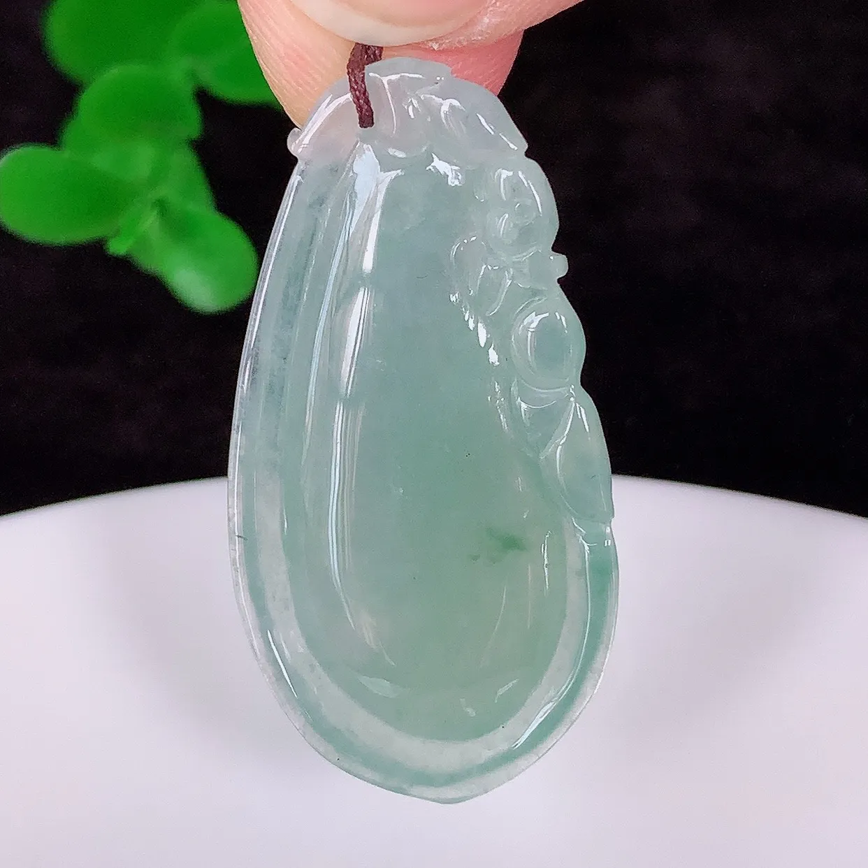 自然光实拍，冰润冰种飘绿翡翠招财福瓜吊坠，翡翠福瓜招财瓜，冰润且起胶感，佩戴效果优雅迷人！#57.28