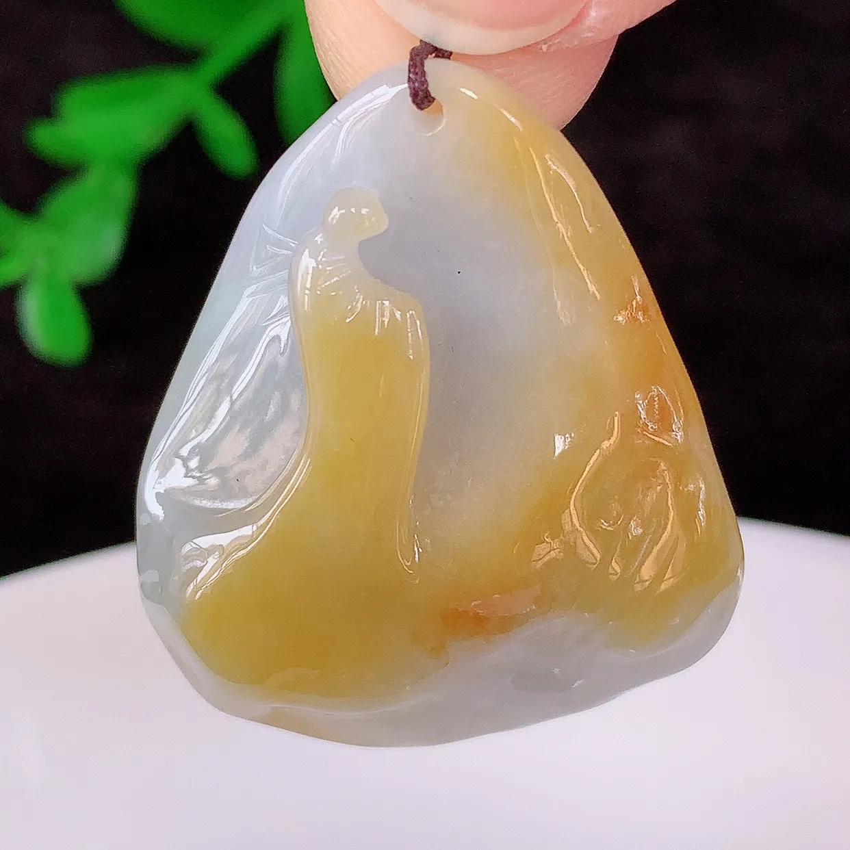 自然光实拍，冰润冰糯种黄翡翡翠悟道吊坠，翡翠悟道寓意“祥和，安宁，吉祥，幸福”，佩戴效果优雅迷人，性