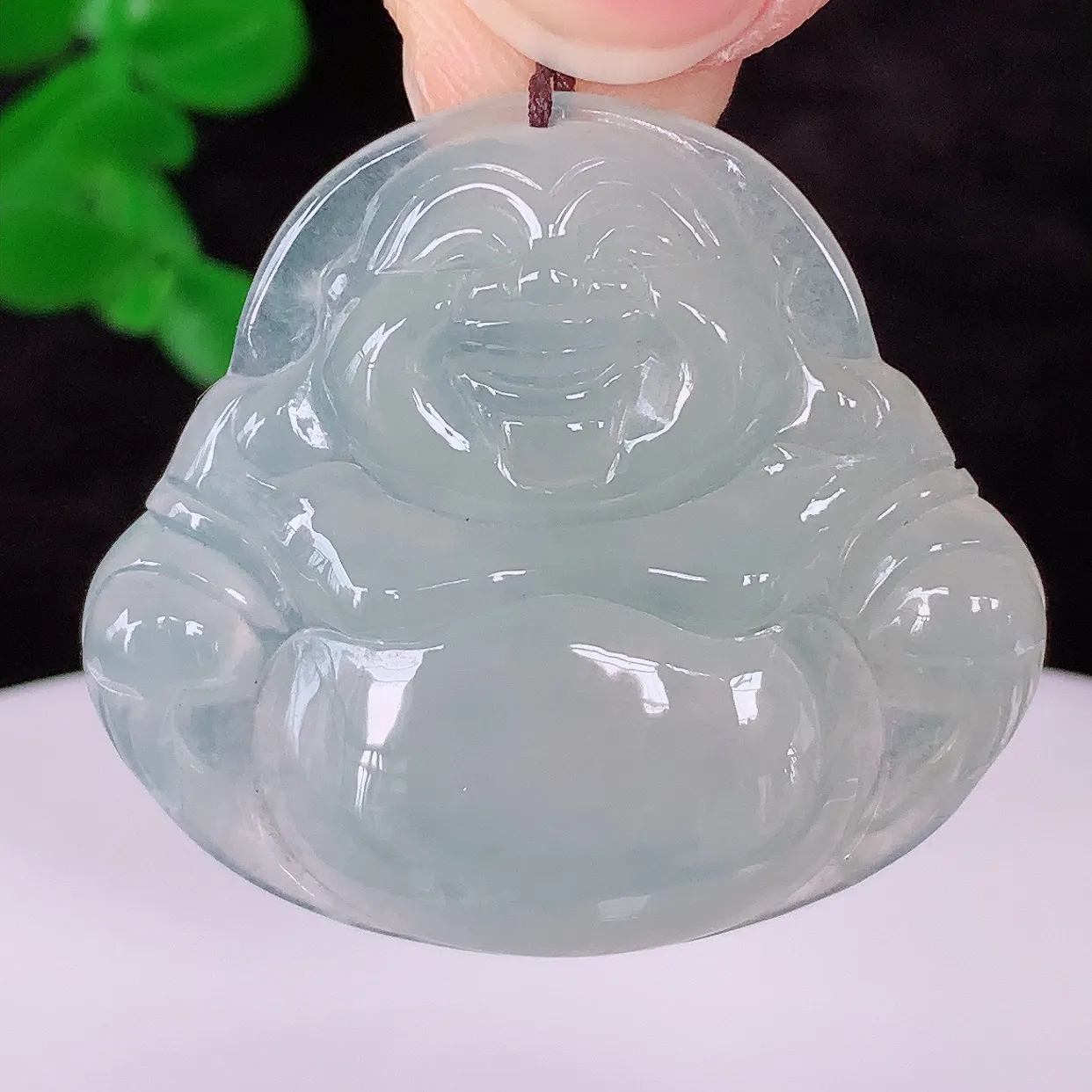 自然光实拍，冰润冰种翡翠佛公吊坠，饱满， 佛公亦保平安，寓意有福（佛公）相伴，配戴优雅迷人！#41.28