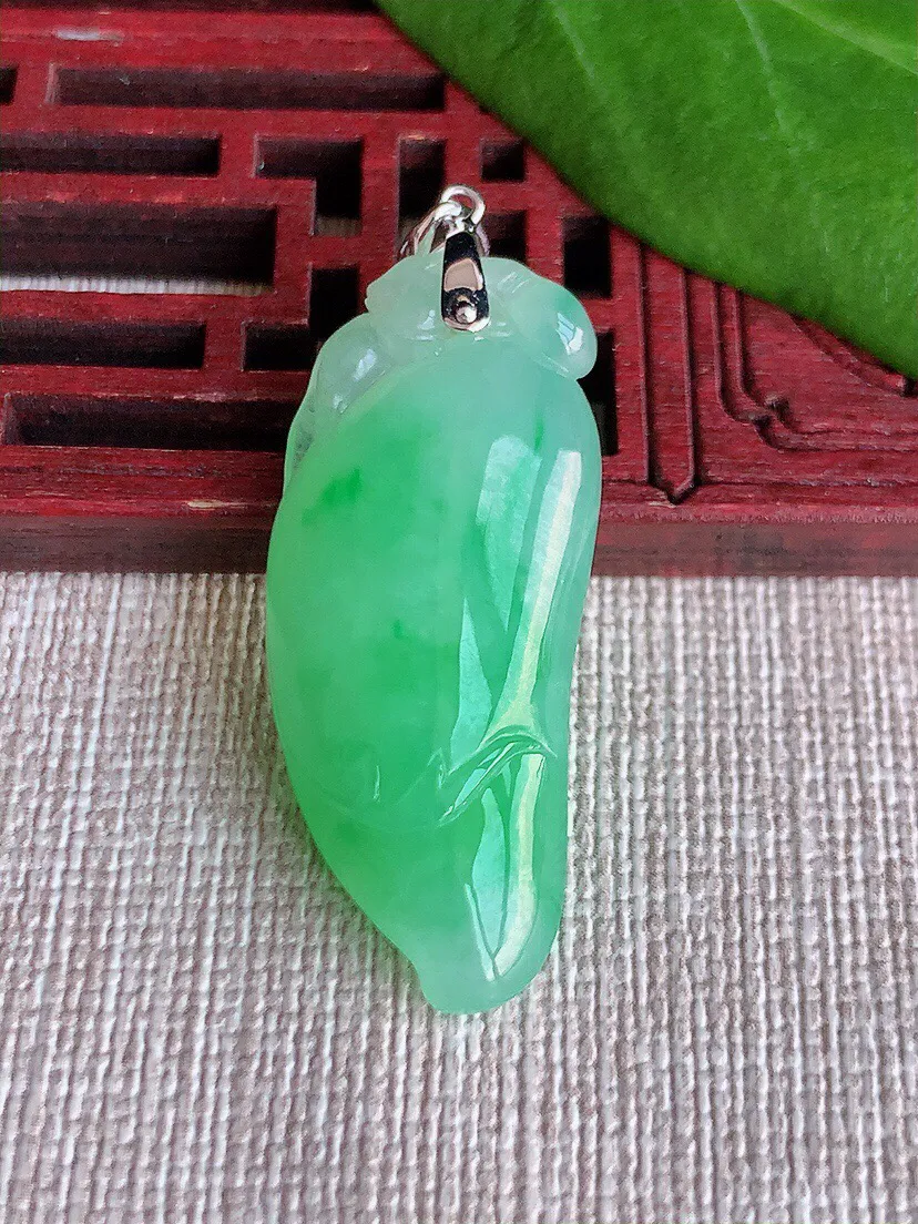 a货翡翠老坑冰种18K金扣头飘绿福瓜吊坠 尺寸36×15×8.4mm 重量8.50g 0629