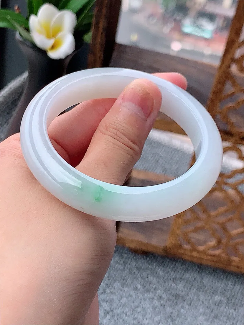 a货翡翠老坑飘绿正装正圈手镯55-56圈口  尺寸55.3×11.5×9mm 重量58.00g 0619